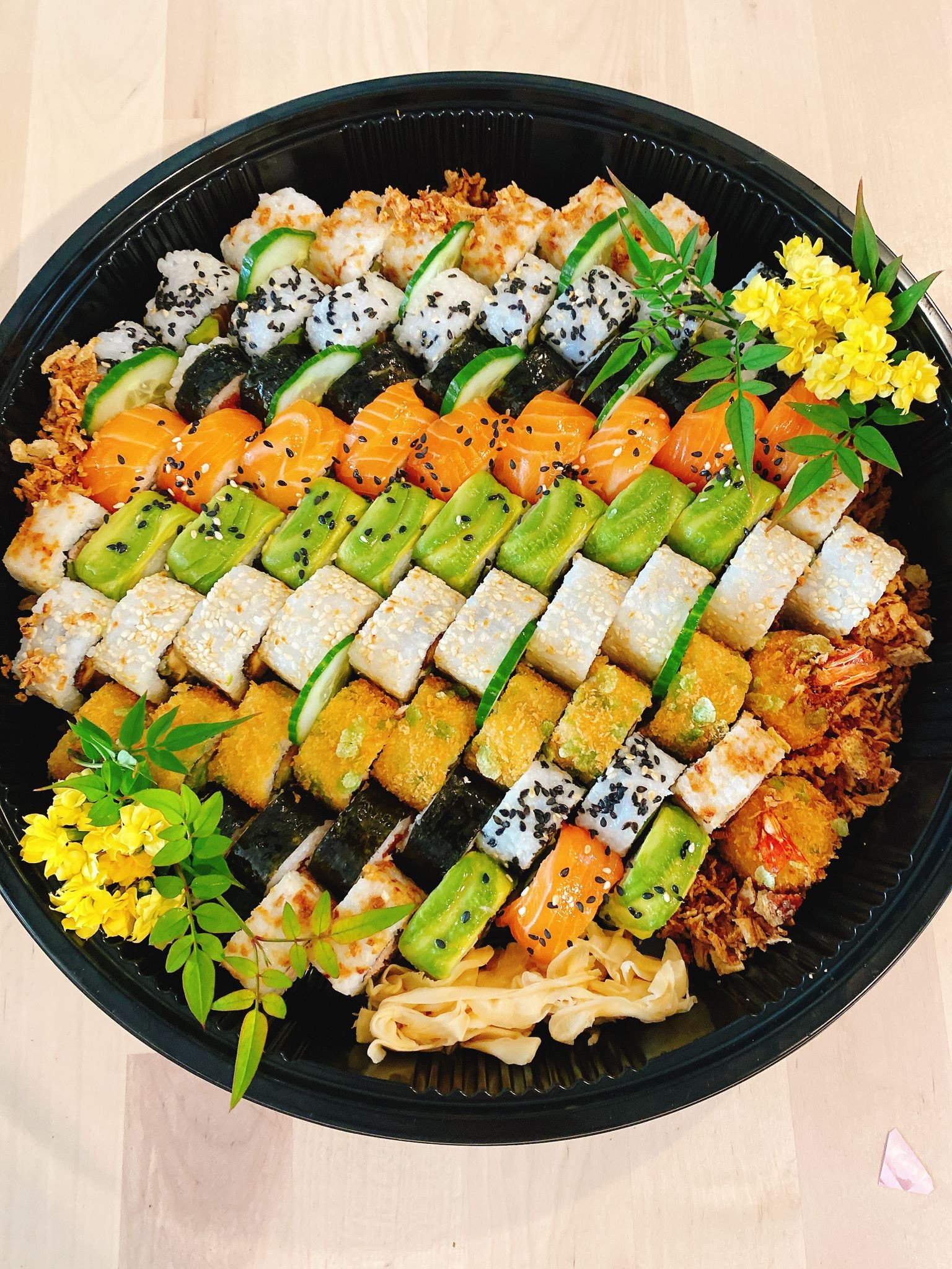 Plateau de sushis variés
